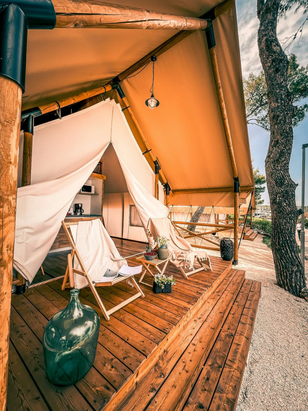 Safari tent with a discreet antenna pole in a glamping field